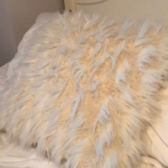 Fluffy Pillow (white) - Picture 1 of 2